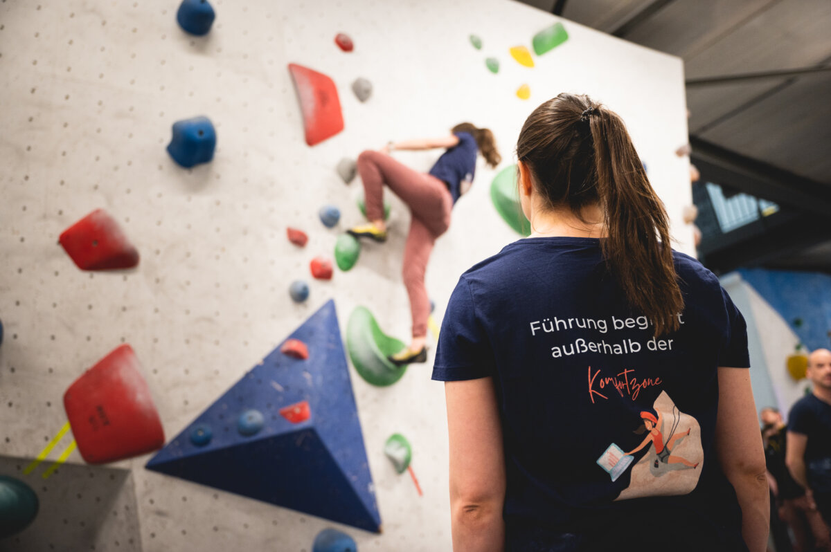 Führung beginnt außerhalb der Komfortzone - Führungkräftetraining für Frauen in der Kletterhalle