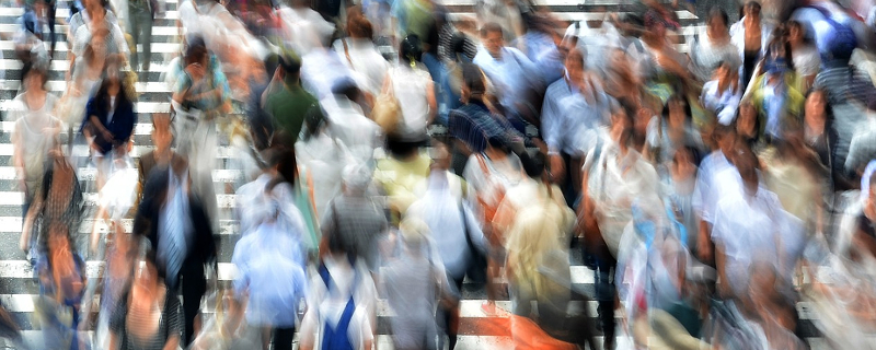 Unterschiedliche, vielfältige Menschen auf Fußgängerüberweg