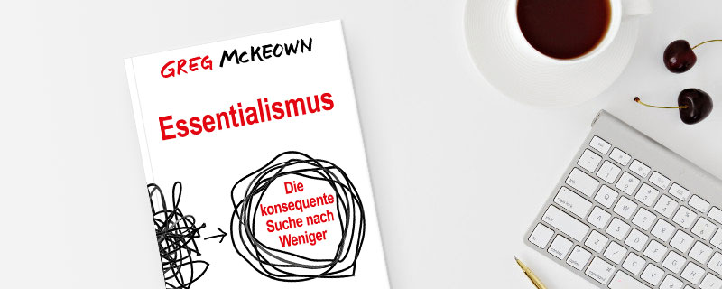 Die Fähigkeit, Wichtiges von Unwichtigem zu unterscheiden, lässt sich nach Autor Greg McKeown in einem Vier-Schritte-Plan erlernen - Buchcover auf einem fast leeren Schreibtisch