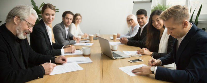 Erfolgreiche Frauen im Vetrieb - Einkäufer bei der Vetragsunterzeichnung