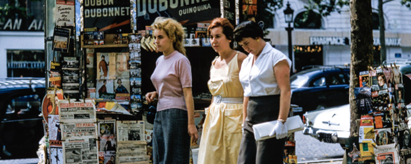 Female Recruiting | © Les Anderson - Unsplash.com 5 Tipps wie Sie mehr Bewerbungen von Frauen erhalten - Frauen der Sechzigerjahre beim Schlendern durch die Großstadt