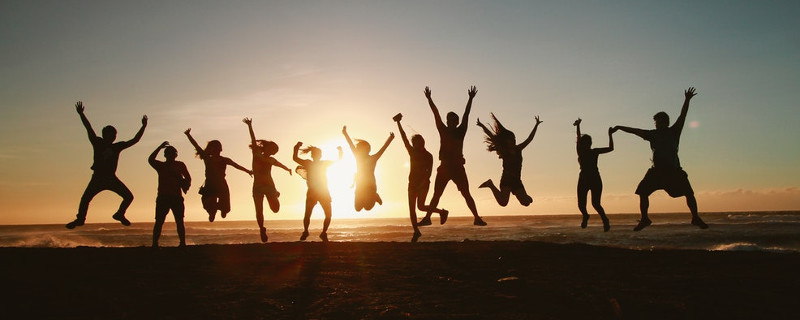 Female Recruiting - Silhouette spingender Menschen vor Sonne am Horizon