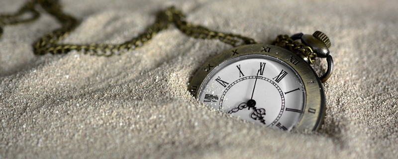 Stressprevention am Arbeitsplatz | © annca - pixabay.com Tipps für Maßnahmen zur Verringerung von Stress - Taschenuhr halb verschüttet im Sand