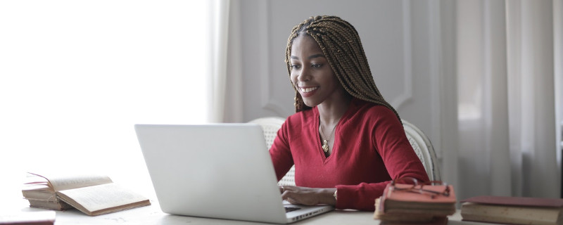 Virtuelles Recuiting - Frau vor ihrem Notebook sitzend