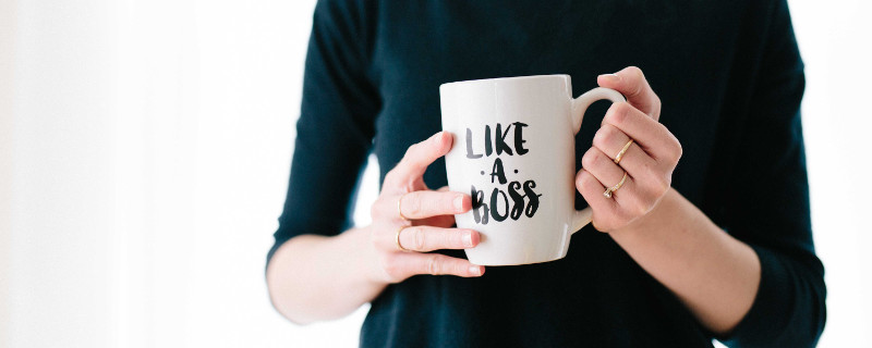 Like a boss - Frau hält eine Tasse mit Schriftzug in der Hand