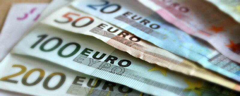 Frauen, Geld, Gehalt und Glück - Geldscheine, Euro, Geldfächer