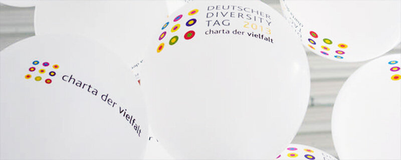 Weiße Luftballone mit dem Signet vom Diversity Tag 2013