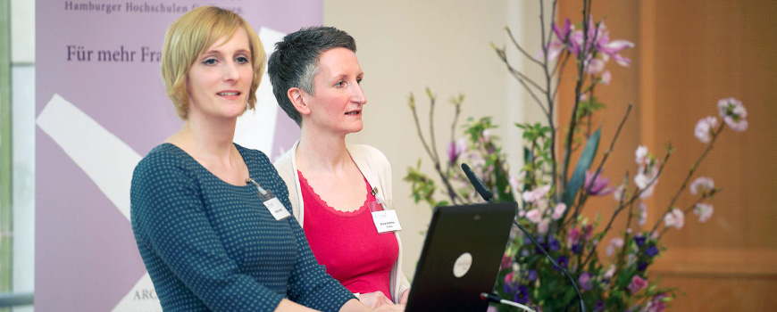 Begrüßung der neuen Stipendiatinnen durch das Projektteam Anne-Kathrin Guder und Dr. Britta Buth