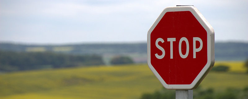 Warum Neinsagen so wichtig ist - Stoppschild in der Landschaft