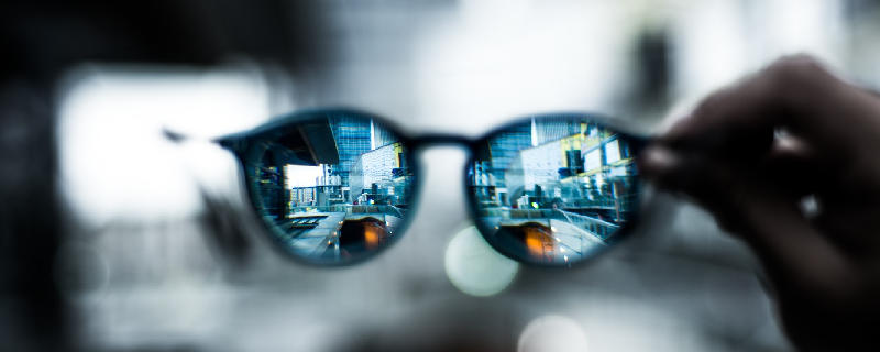 5 Tipps, wie Sie soziale Netzwerke effektiv für Ihre Karriere nutzen - Scharfer Fokus durch Brille, https://pixabay.com/de/brillen-hand-bokeh-verwischen-2589290/