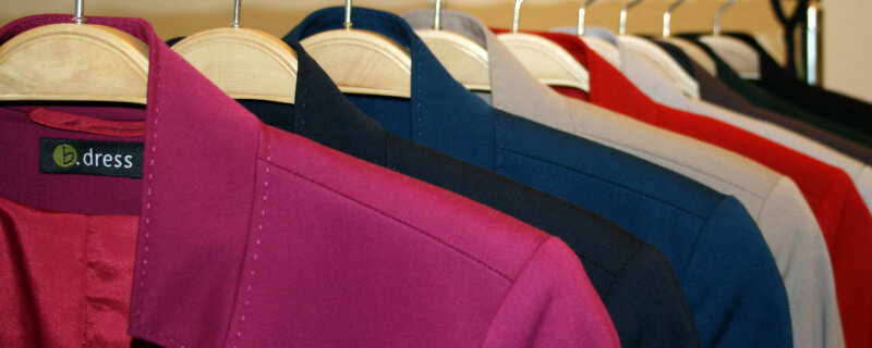 Mit der richtigen Business-Mode und authentischen Farben zum Erfolg - Farbskala von in Reihe gehängter Blazer