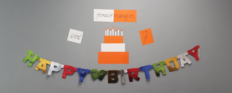 Aus Notizzetteln gebastelte Geburtstagstorte mit Happy-Birthday-Schriftzug