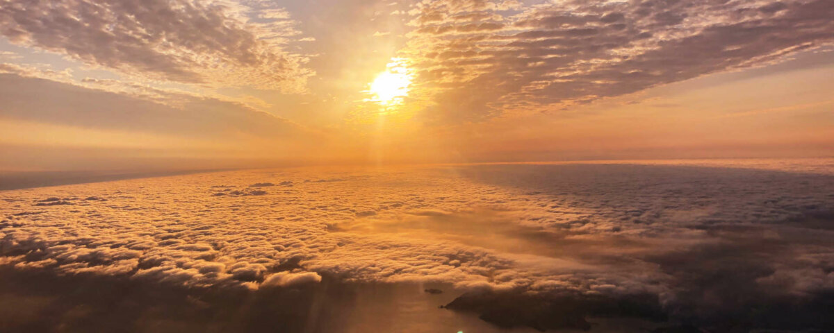 Sonnenuntergang über den Wolken - Der Blick aus dem Cockpit