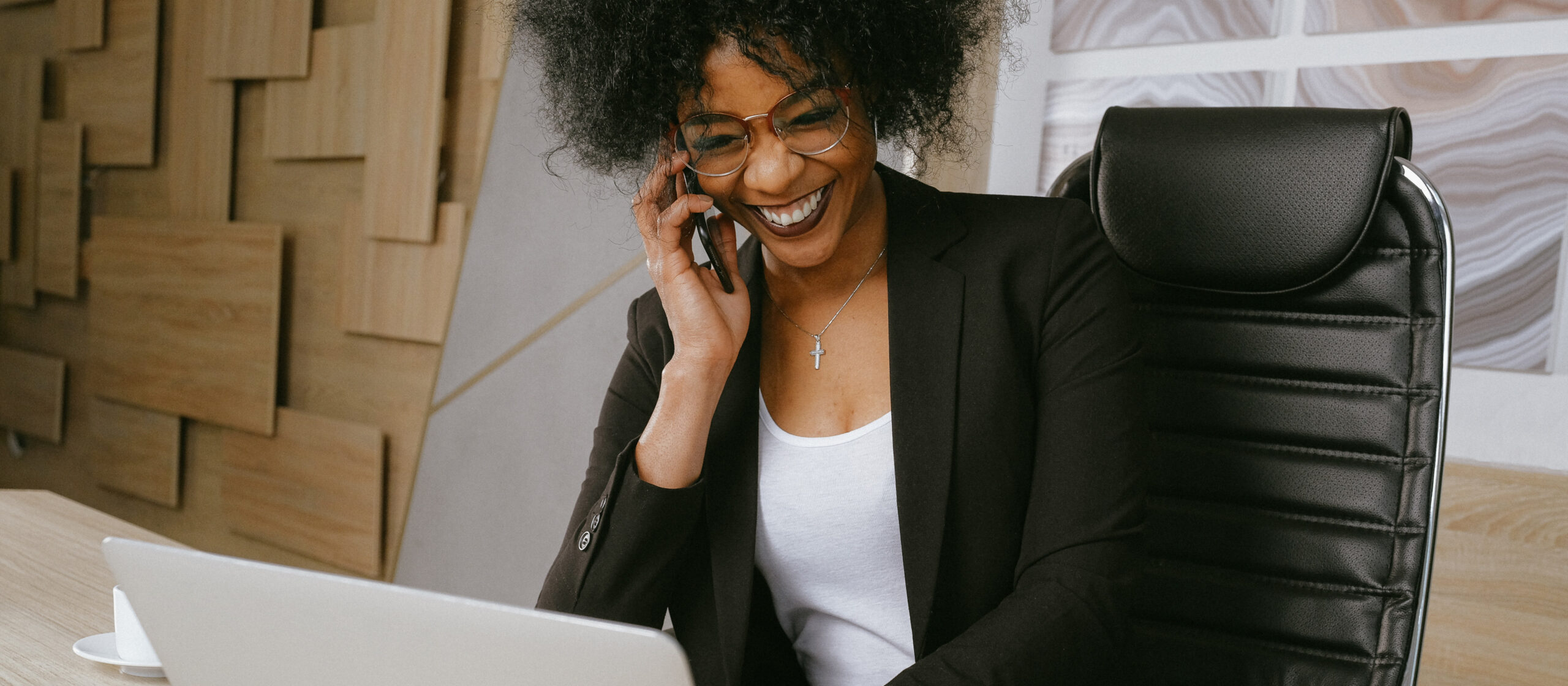 Hot to get Headhunted - Fröhliche Frau vor Laptop