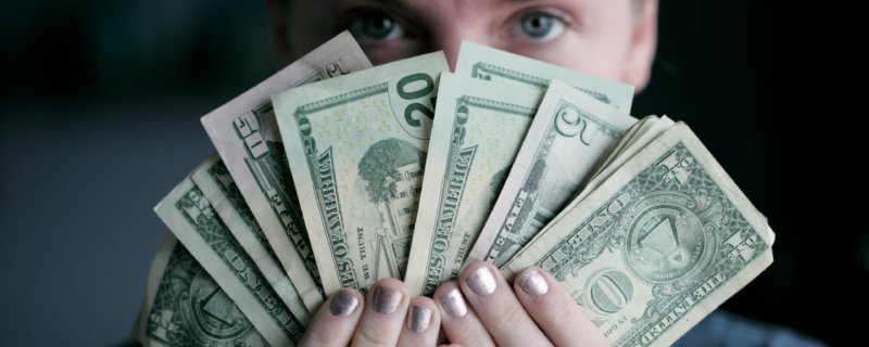 Equal Pay Day - Frau mit Geld in der Hand