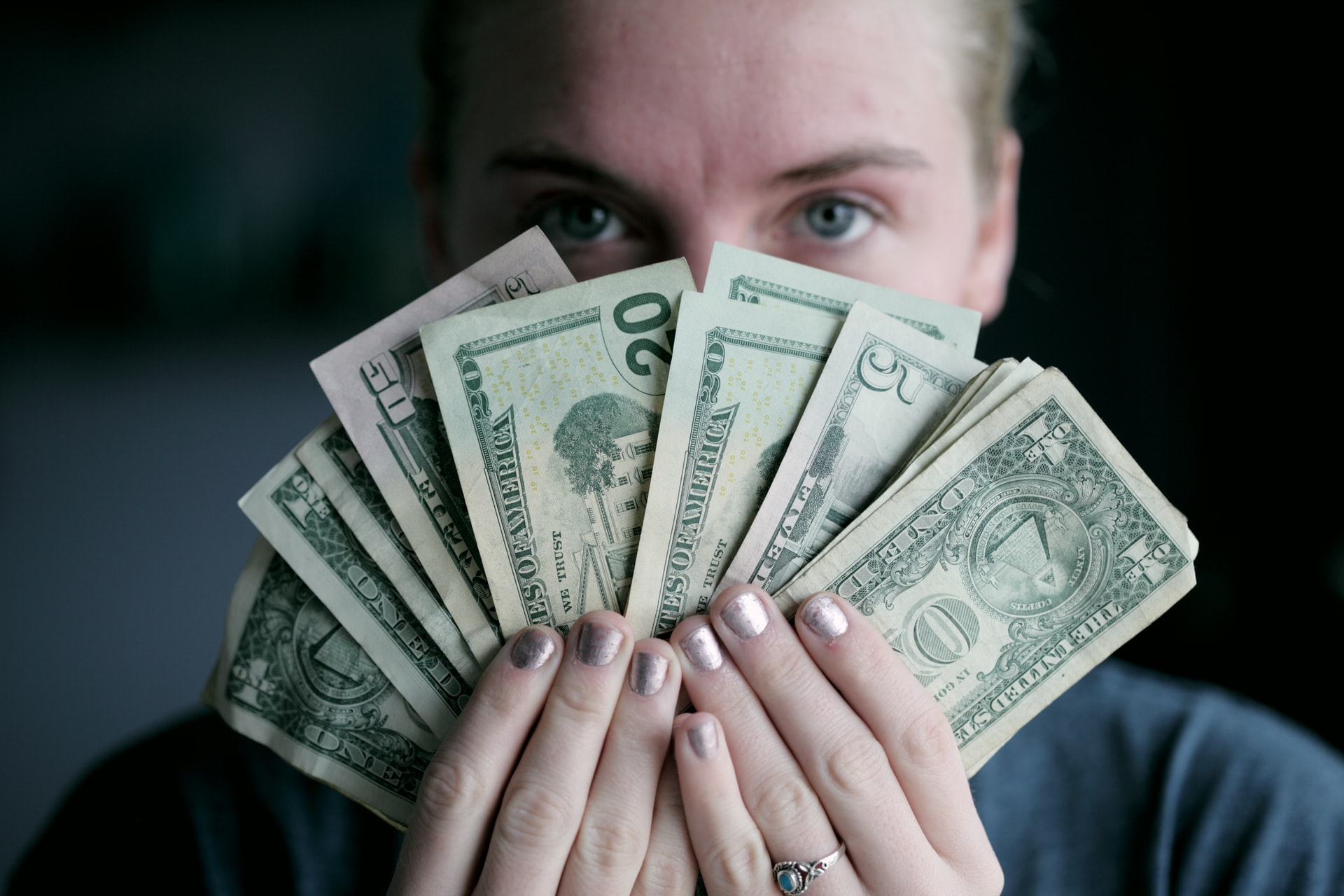 Equal Pay Day - Frau mit Geld in der Hand